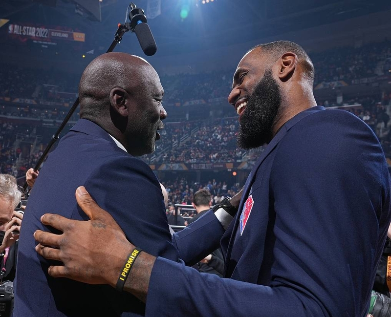 清晨纽约尼克斯调整名单以备NBA总决赛，绝杀压哨环节打磨，态度坚定，团队化学反应显著的简单介绍